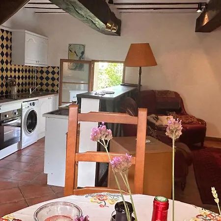 Hébergement de vacances Charming Retreat With Garden