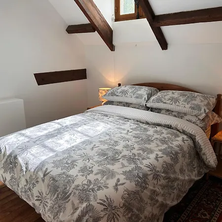 Charming Retreat With Garden Hébergement de vacances *