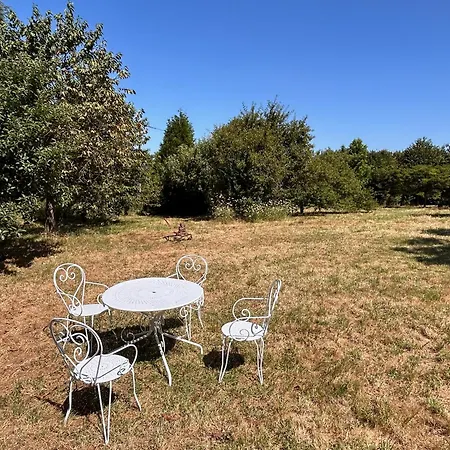 Hébergement de vacances Charming Retreat With Garden