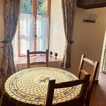 Charming Retreat With Garden Hébergement de vacances *