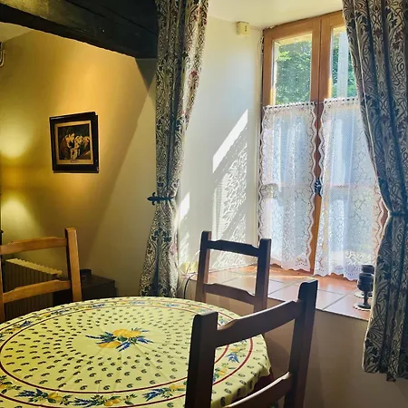 Charming Retreat With Garden Hébergement de vacances Courcite