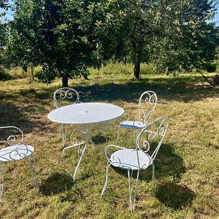 Charming Retreat With Garden Hébergement de vacances Courcite